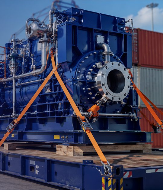 Máquina industrial amarrada sobre carreta plataforma em pátio portuário