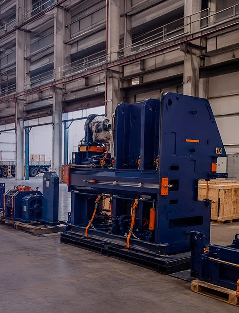 Equipamentos industriais preparados em vários volumes dentro de galpão