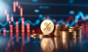 Moeda com símbolo de porcentagem, pilhas de moedas e gráficos financeiros representam os índices de 50% e 70% do Recof e Recof-Sped e a comparação do regime com o drawback.