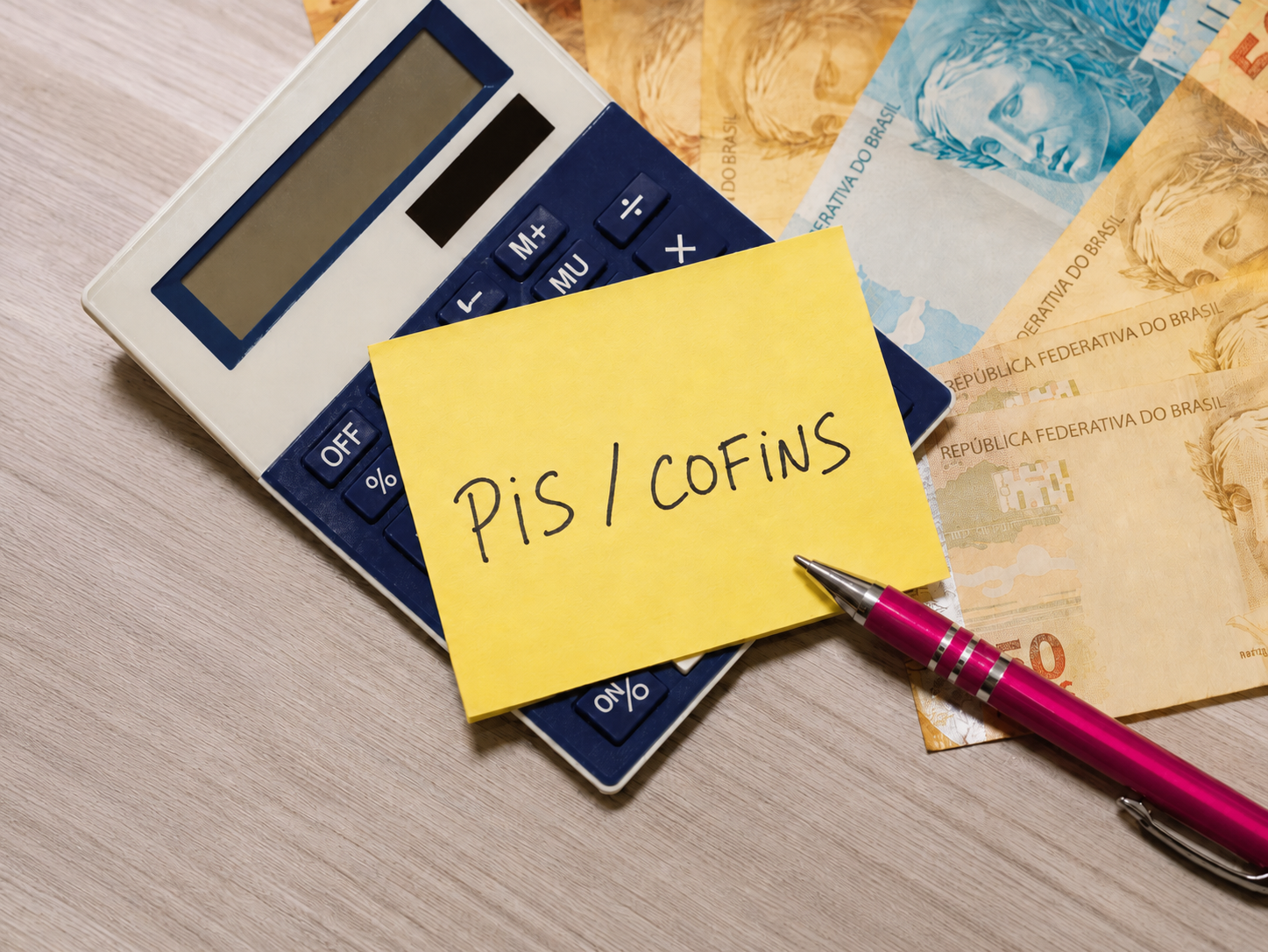 Calculadora, cédulas de real e anotação “PIS | COFINS” representam as mudanças no PIS e Cofins-Importação, incluindo regras de cálculo e alterações vigentes a partir de 1º de abril de 2026.
