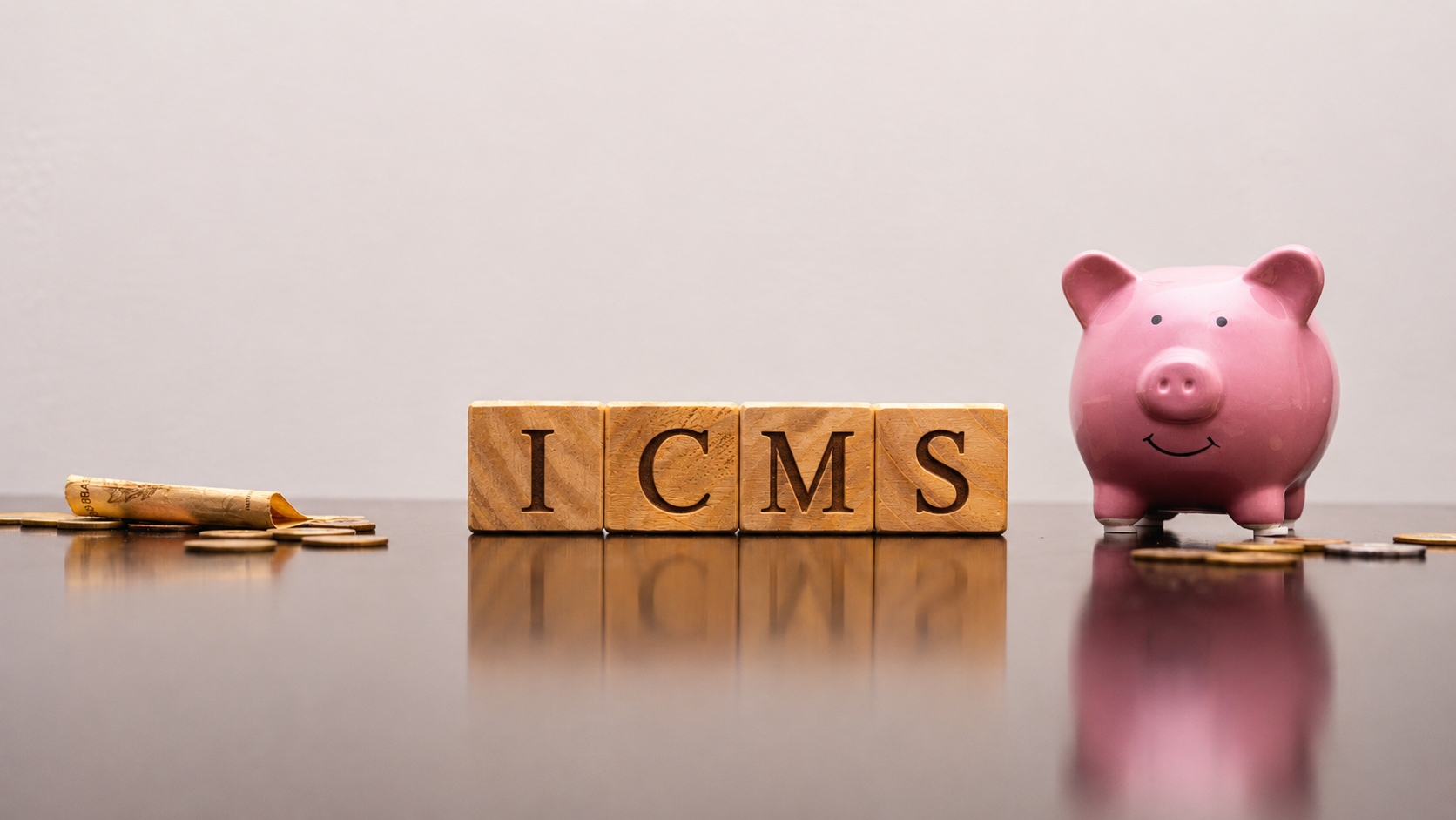 Blocos com a sigla ICMS, cofrinho e moedas representam a base de cálculo do ICMS na importação, os benefícios fiscais estaduais e o cronograma de transição até 2033.