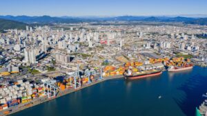 Vista aérea do porto de Itajaí com navios porta-contêineres